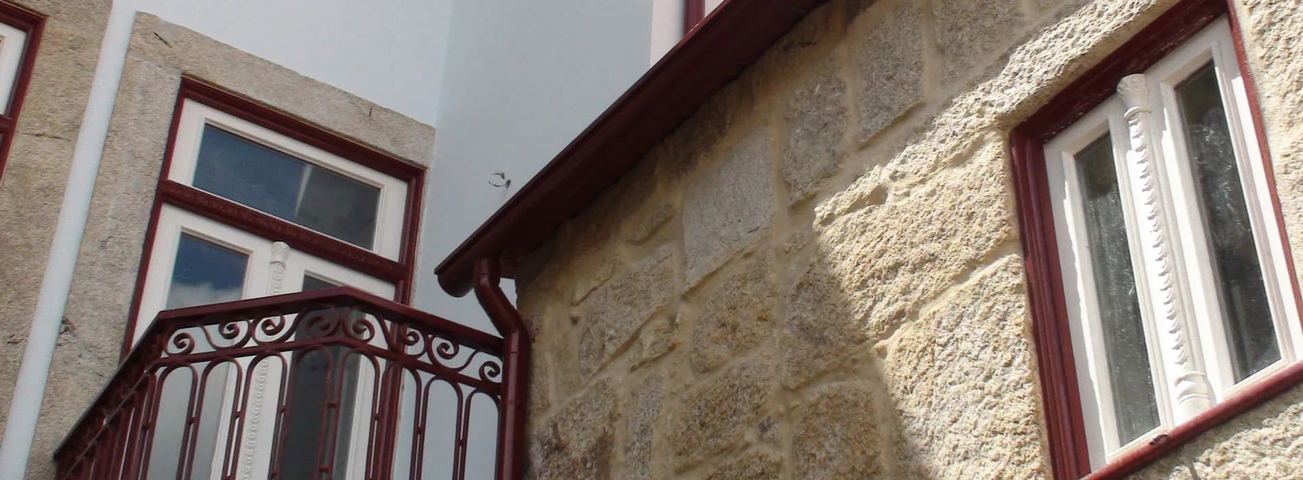 Building in ruins rehabilitated and converted into 4 duplex apartments